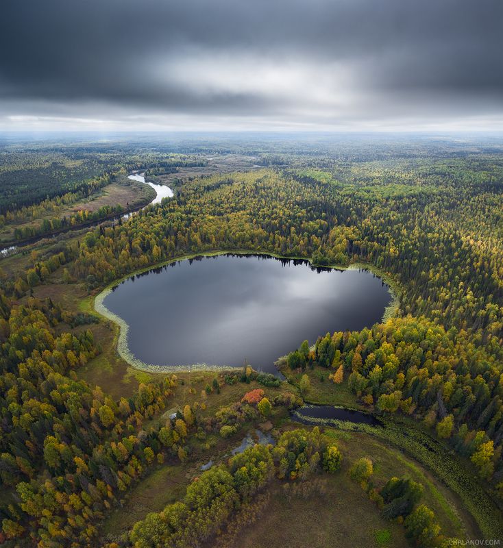 пейзаж, утро, осень, река, озеро, тучи, север, коми, дрон, аэросъёмка Озеро Ягвад и река Вычегда. фото превью