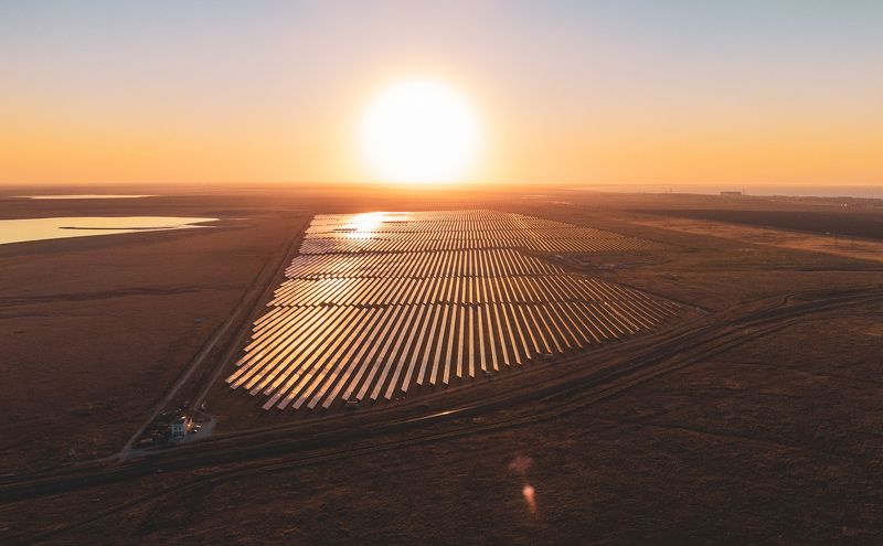 Рассвет над солнечной электростанцией фото превью