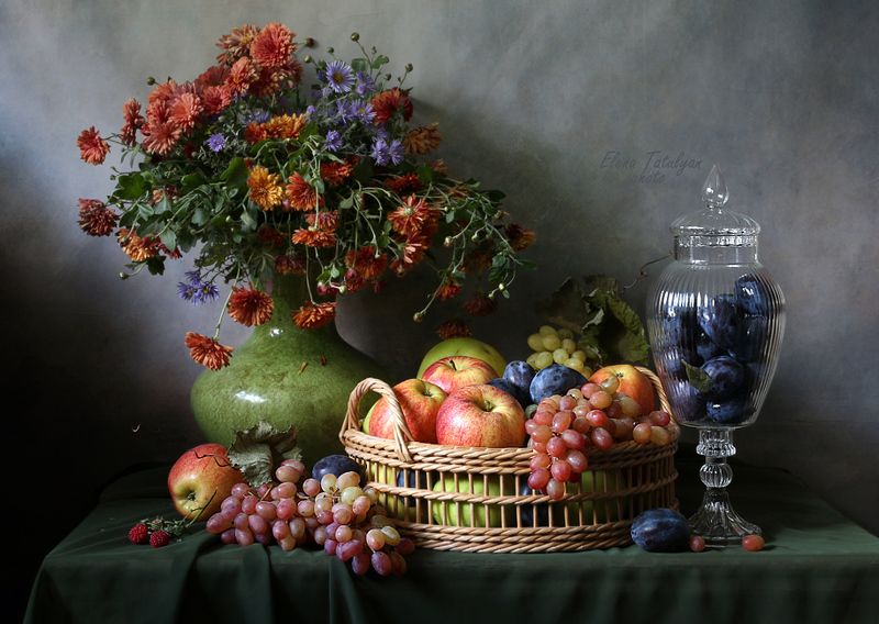 виноград, яблоки, хризантемы, сливы Торжество осени фото превью