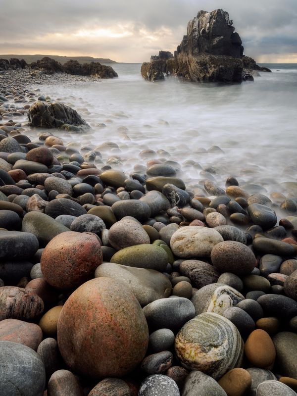 берег камней и тумана фото превью