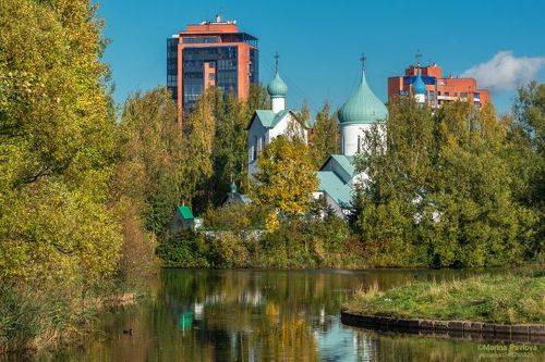 Осенний Пулковский парк. Храм Преподобного Сергия Радонежского