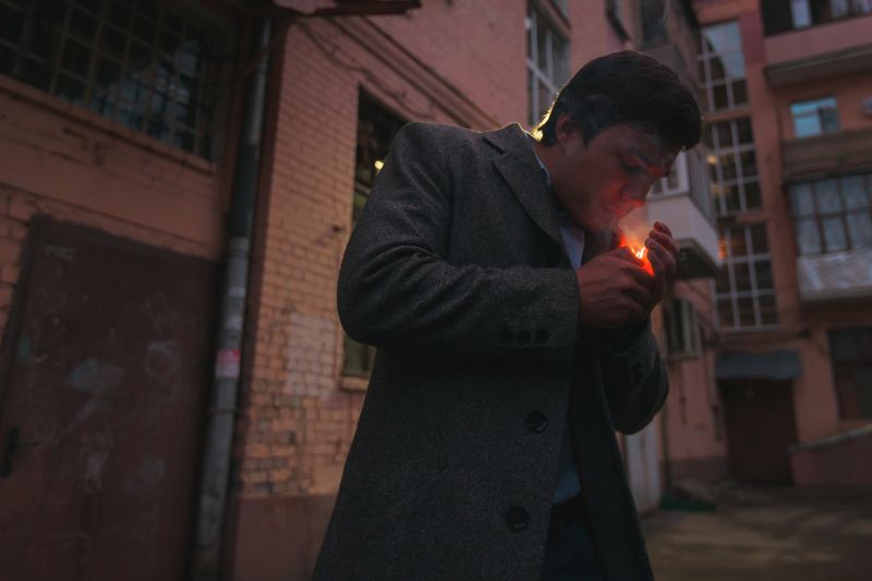 Улица, парень, курит, прикуривает, зажигает, поджигает, композиция, свет, пальто, подъезды Сергей фото превью
