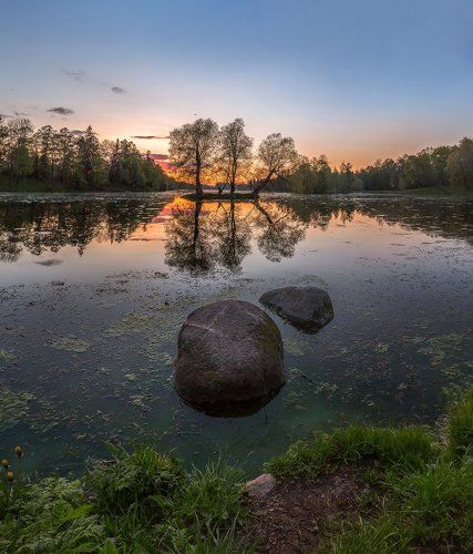 Камни и остров.