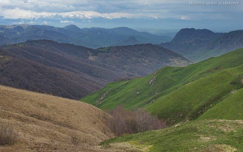 ВИД НА КАВКАЗСКИЙ ХРЕБЕТ С ПЕРЕВАЛА ГУМ БАШИ