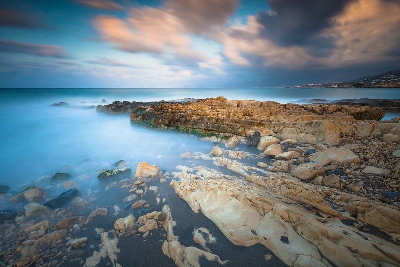 Rocks in sea fogs фото превью