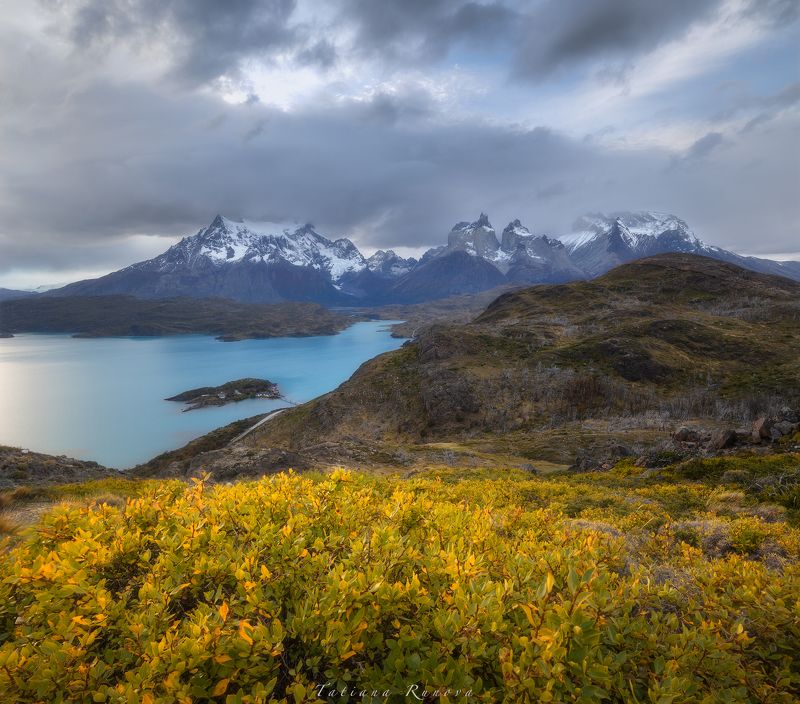 Вид на озеро Пехое и горную цепь Куэрнос дель Пайне фото превью