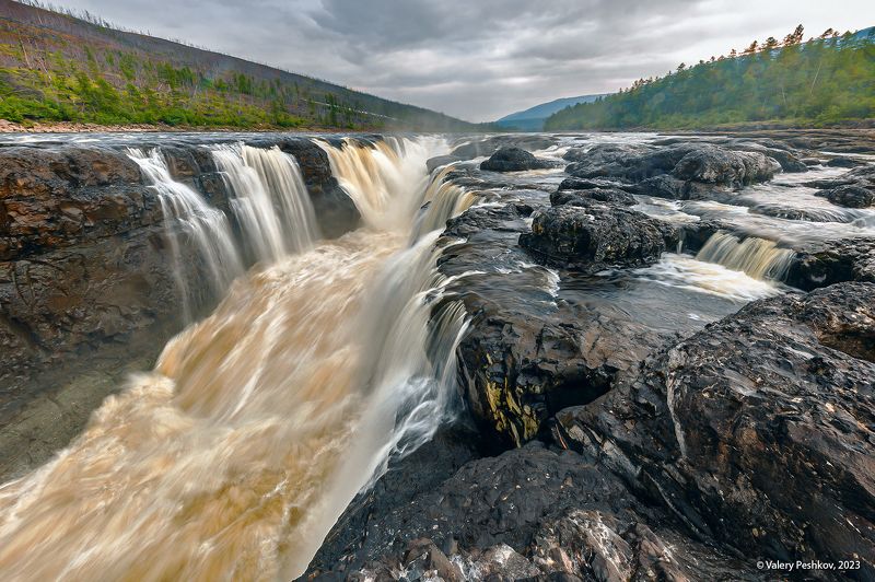 большой курейский водопад, река курейка, плато путораны, каньон, скалы, пороги, лиственницы, владимир коваль Pro струи Большого Курейского водопада фото превью