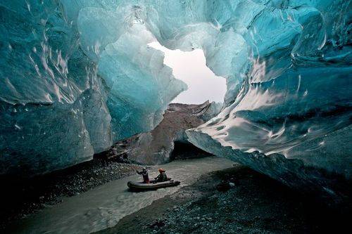 Река подо льдом