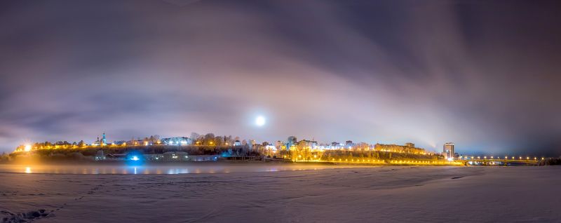 Киров, Вятка, луна, панорама, город, река, пляж, зима, холодно, ночь, снег, огни, облака, ярко, вода, берег, лед Город под луной фото превью