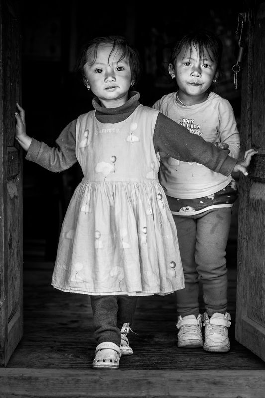 непал, дети, подростки, девочка, чб, портрет, стрит, дом, двери, деревня Непальские дети фото превью