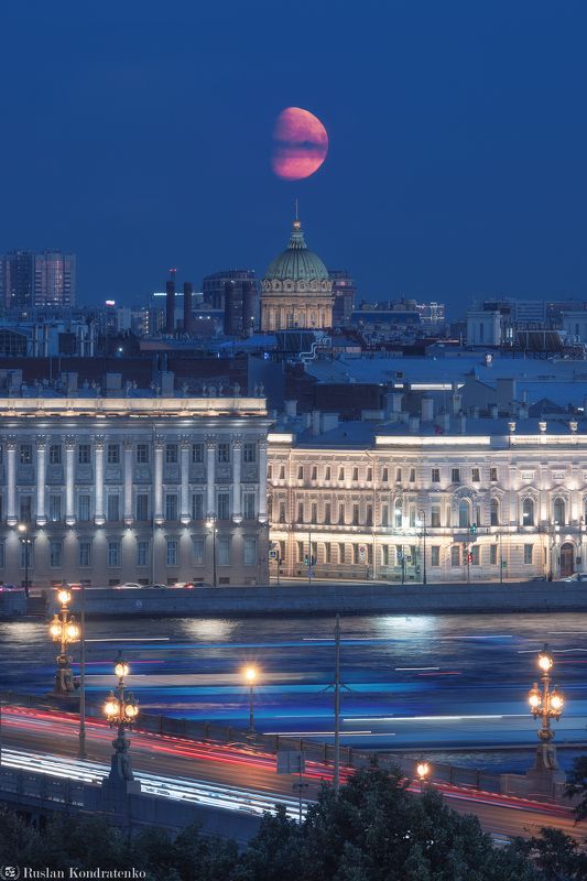 Луна над Казанским собором фото превью