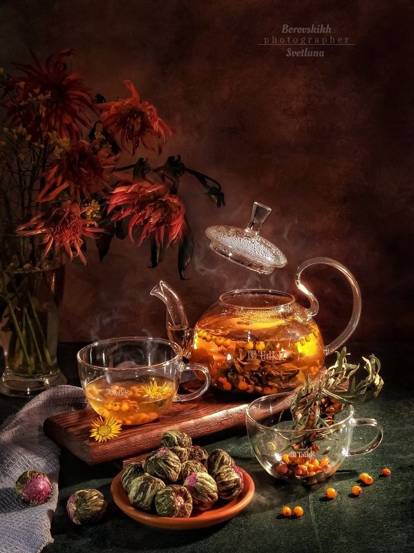 чай, чайная церемония, чайник, цветы, букет, рука, низкий ключ, dark photo, еда, фуд-фото, food photo Чай с Осенью... фото превью