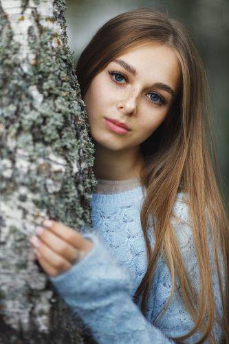 С березкой в обнимку