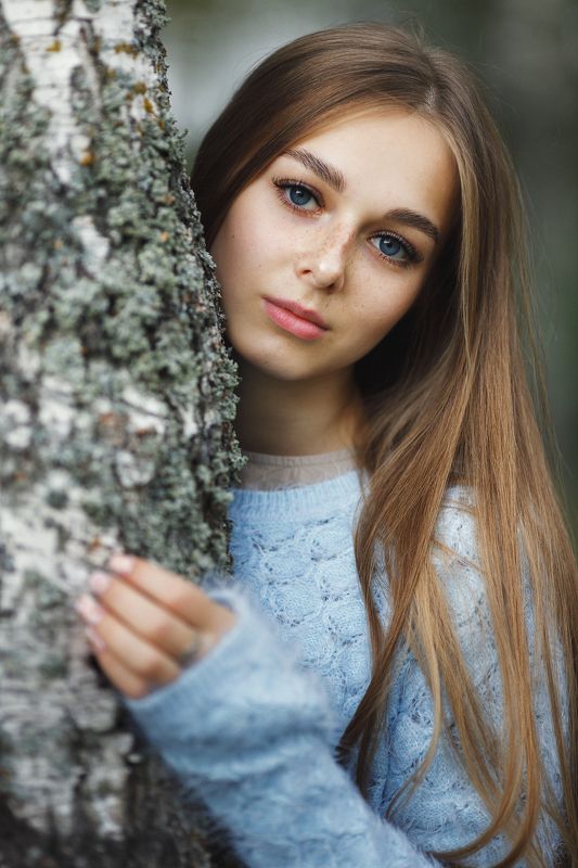 Юная, красавица, девушка, синие глаза, нежность, цвет, печать, лицо, длинные волосы. С березкой в обнимку фото превью