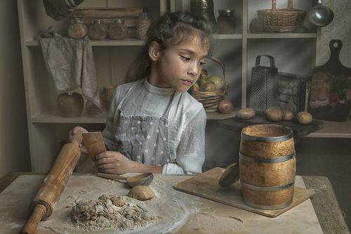 Юлия печет пирожки