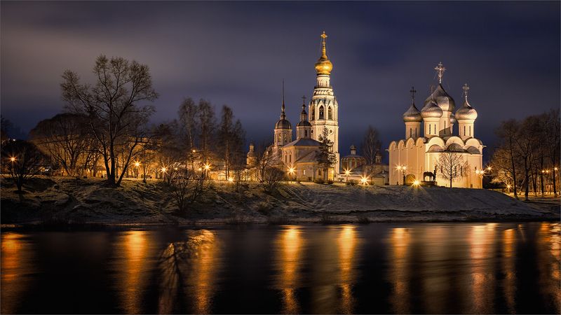 осень, утро, город, река, архитектура, храм, отражения, александр никитинский. Осень на набережной, предрассветная... фото превью