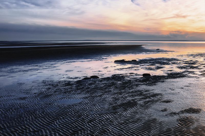 вечер белое море отлив берег вода небо Неприветливый вечер фото превью