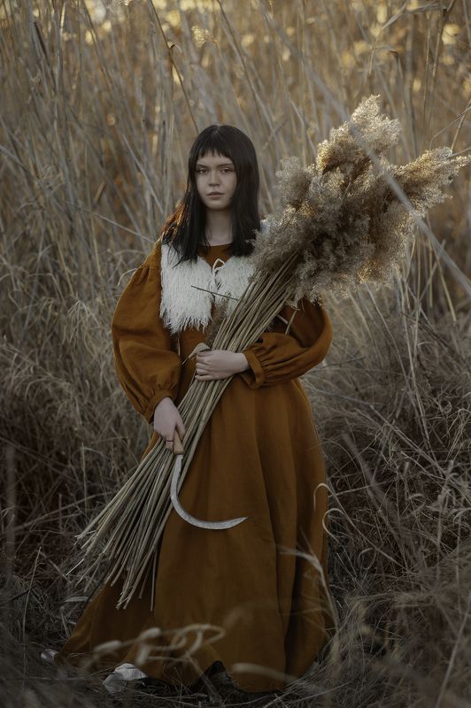 Девушка с серпом фото превью