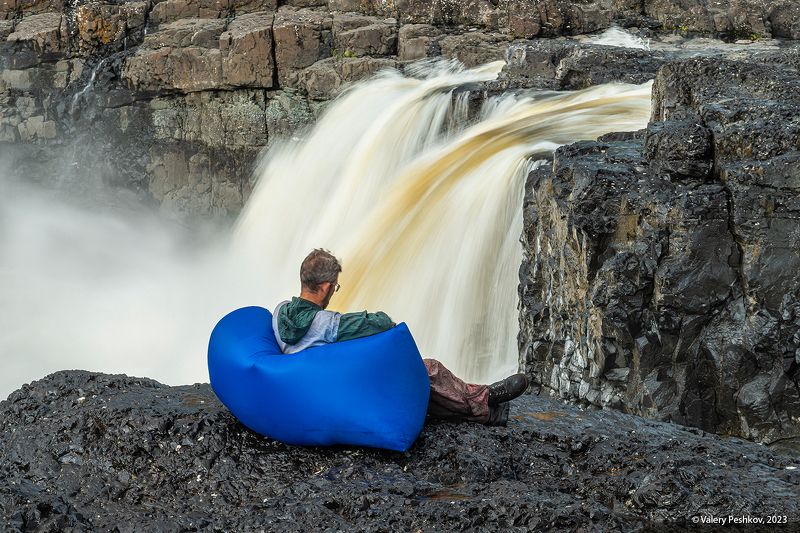 большой курейский водопад, отдых, диван, комфорт, река курейка, плато путораны, каньон, скалы Неожиданно комфортный сюжет фото превью