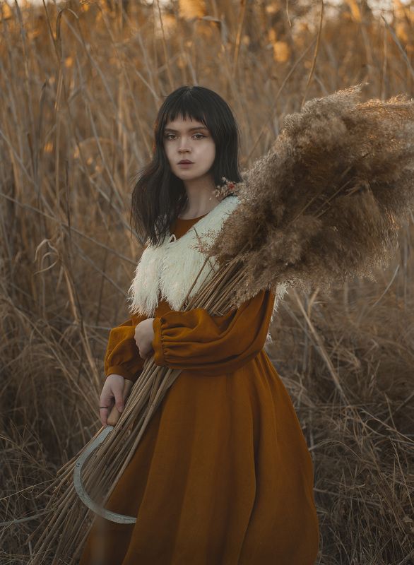 Девушка с серпом фото превью