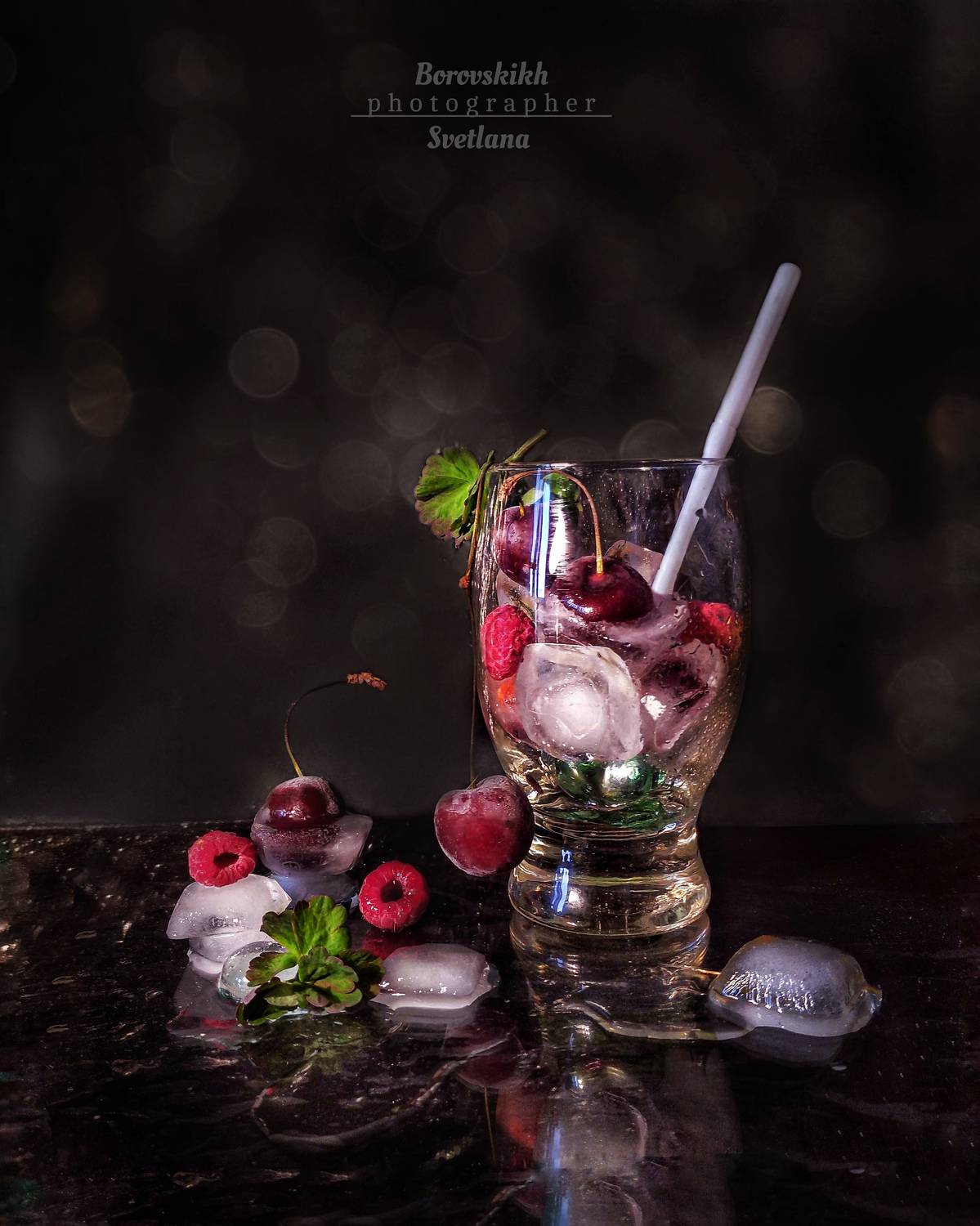 натюрморт, низкий ключ, darkphoto,  стекло, капли, ягода, лёд, фуд-фото, food photo, еда, Светлана Боровских