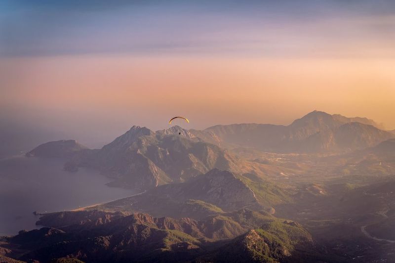 Полет на закате фото превью