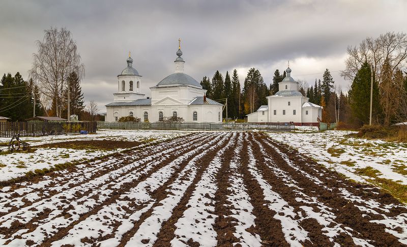 церковь, поле, пашня, снег, забор, изгородь В ожидании снега. фото превью
