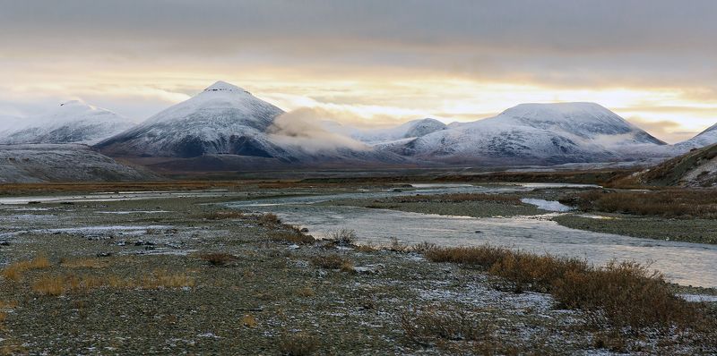 чукотка., россия., пейзаж., природа., осень., сопки., снег., речка., небо., облака. Осень однако... фото превью