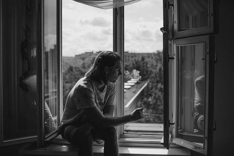 Smoking on the wind. фото превью