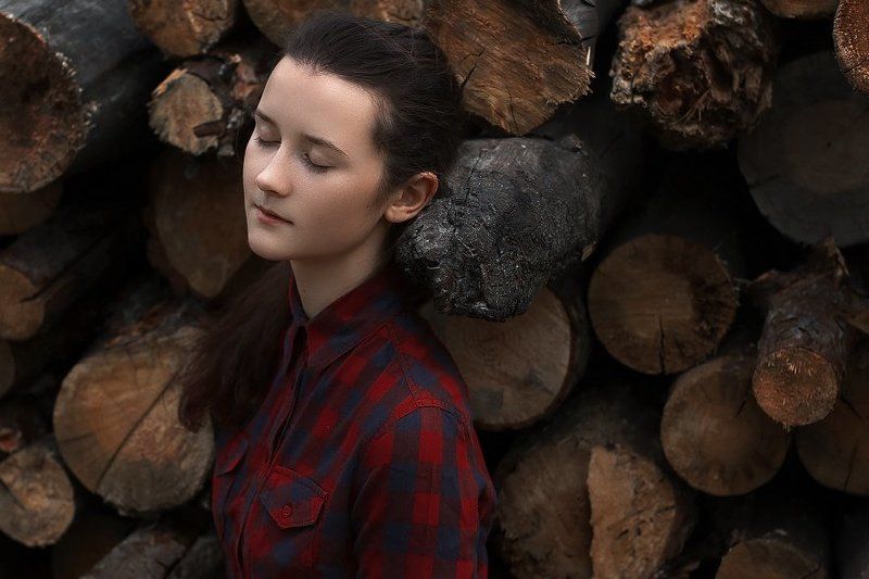 портрет, девушка, фото, бревна, дерево, цвет *** фото превью