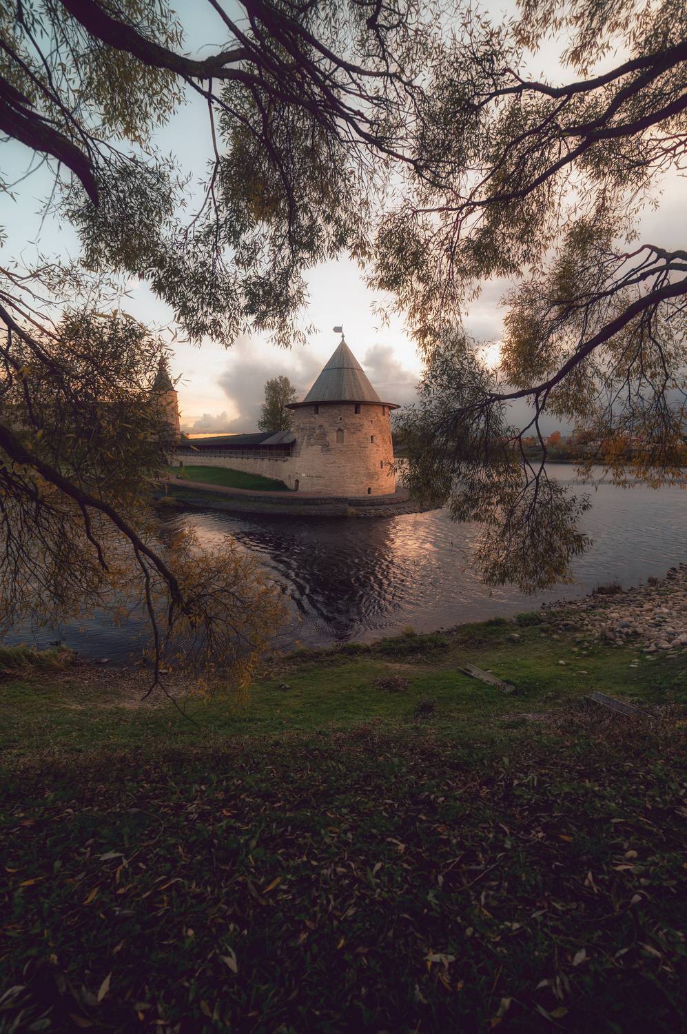 pskov, sunset, autumn, fortress, river, trees, clouds, пскова, псков, кремль, осень, река,, Бугримов Егор