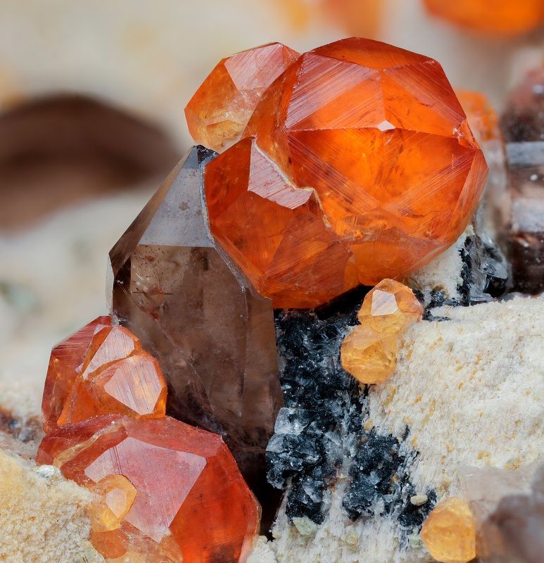 макрофотография, минерал, спессартин, кристалл, кварц Спессартин фото превью