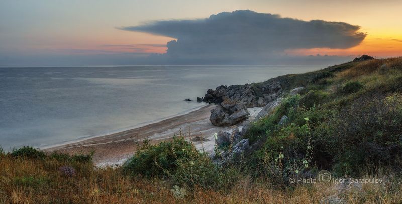 утро, туча, рассвет, путешествие на автомобиле, прибой, панорама,  крым, караларский природном парк, достопримечательности крыма, дикий отдых, бухта, береговая линия, азовское море, август,  live for the story, kwanon photo Рассвет на Генеральских пляжах. фото превью