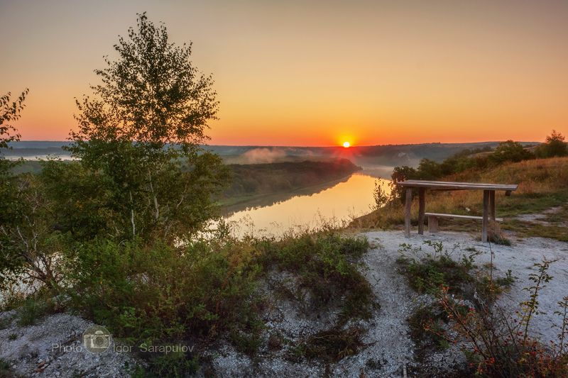 утёс, столик, солнце, смотровая площадка, россия, река, рассвет, путешествие,  пейзаж, место отдыха, мельные сопки, меловые холмы, дон, восход, воронежская область,  белые сопки, sony rx100, sony rx photo Утро на Дону фото превью