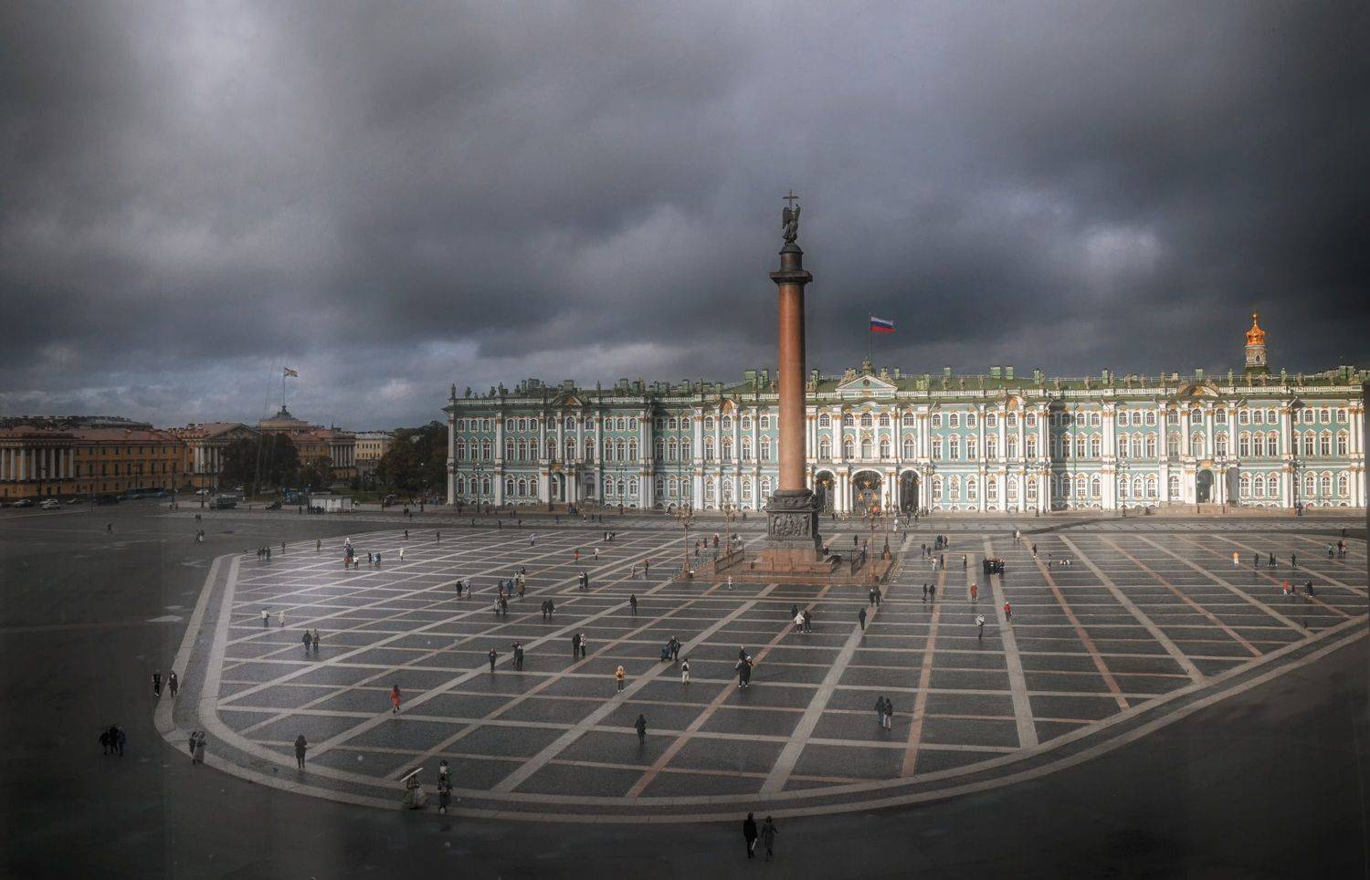площадь здания люди свет и тень, Вера Петри