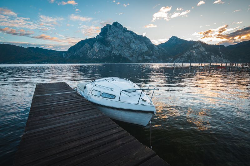 горы вода причал лодка рассвет осень На приколе. фото превью
