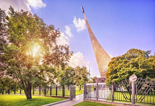 Стела Покорителям Космоса на ВДНХ