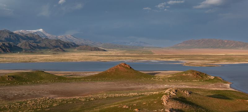казахстан, северный тянь-шань, озеро тузколь, горы, весна, вечер Озеро Тузколь фото превью