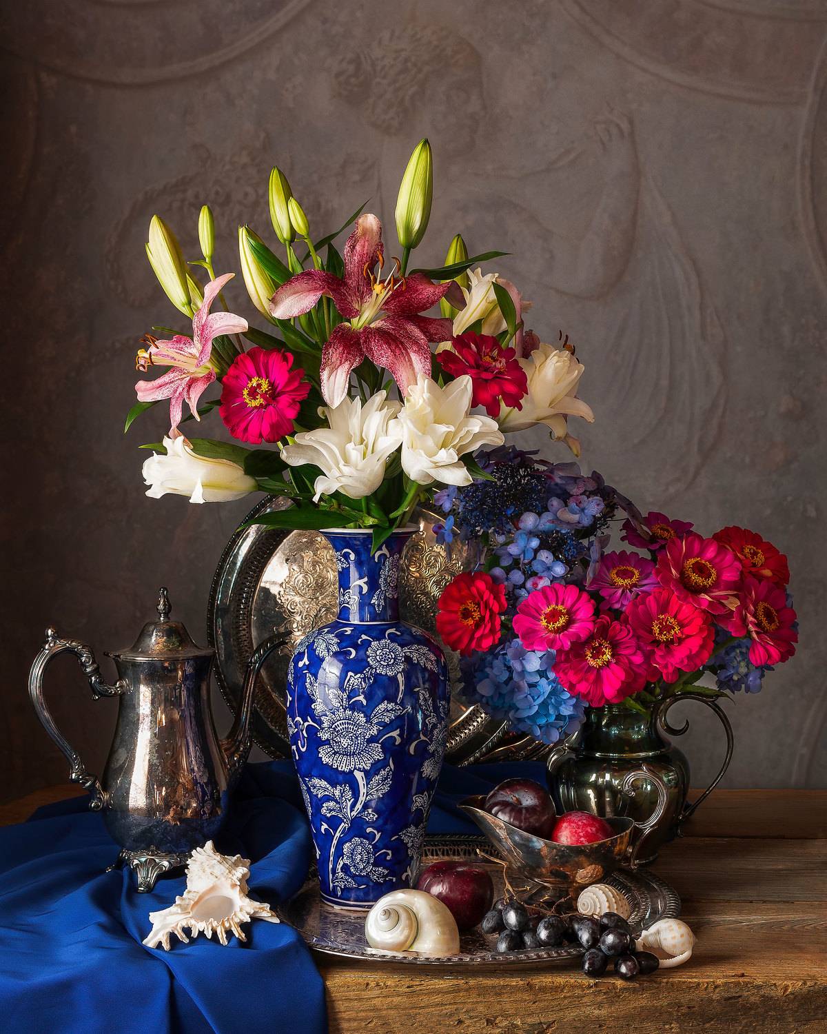 still life, flowers, lilies, zinnias, fruit, shells, old masters, натюрморт, лилии, цинии, китайская ваза, серебро, Слуцкая Яна
