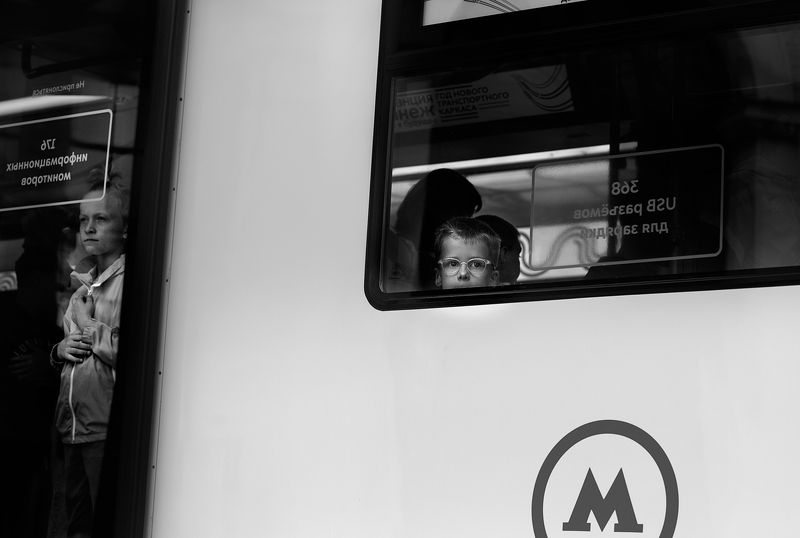 чб фото, дети и город, городские картинки, уличный детский портрет  фото превью