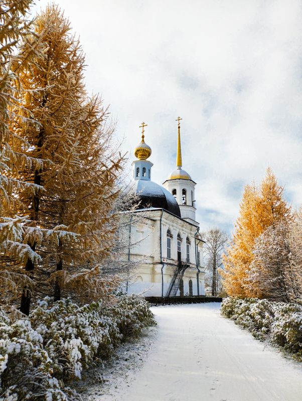 Янтарь у Свято-Троицкого Собора в Онеге. фото превью