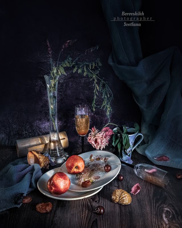 натюрморт, низкий ключ, dark photo,  цветы, увядание,пионы Пион и два нектарина фото превью