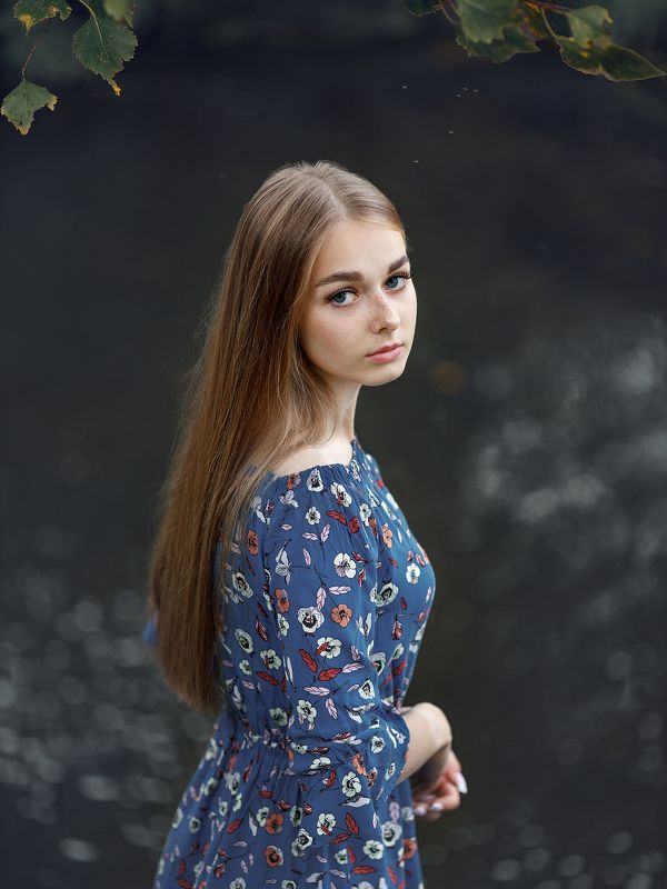 Девушка, длинные волосы, синие глаза, река, осень, омут, лицо, цвет, портрет, печать  фото превью