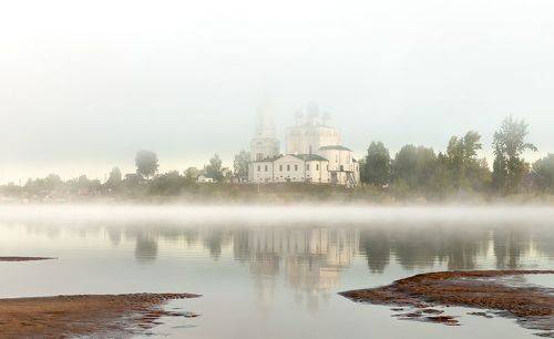 В утреннем тумане.