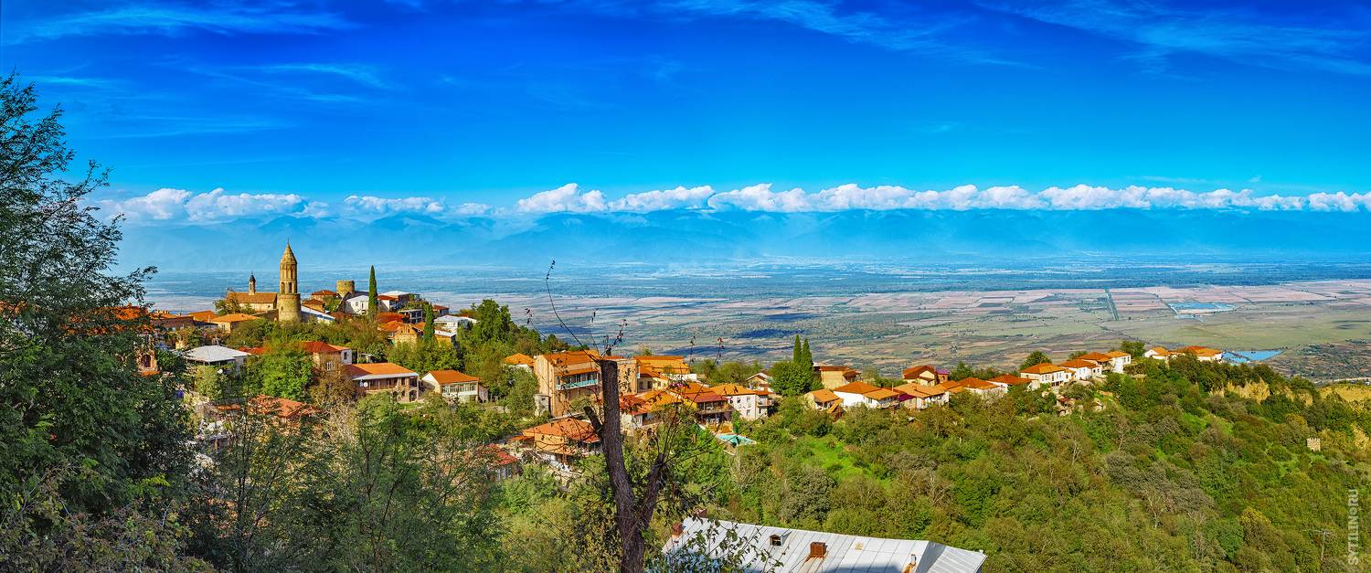 Алазанская долина, Главный кавказский хребет, Сигнахи, Кахетия, Грузия, панорама, туризм, ближнее зарубежье, пейзаж, экскурсия, церковь, город любви, деревушка, романтичный, Сытилин Павел