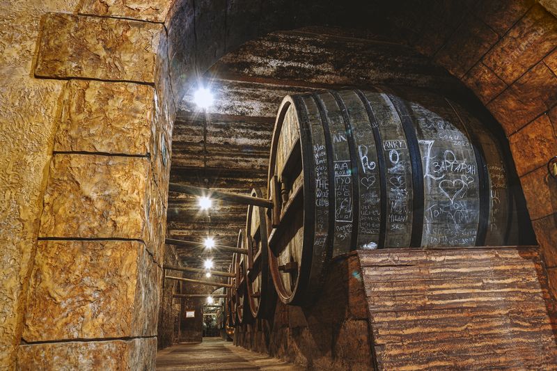 погреб, ереванский коньячно-винно-водочный, комбинат «арарат», дубовый, бочка, выдержка, ной, подземелье, подвал, настойка, вино, коньяк, бренди, деревянный, кавказский. Погреба Ереванского коньячно-вино-водочного комбината «Арарат» фото превью