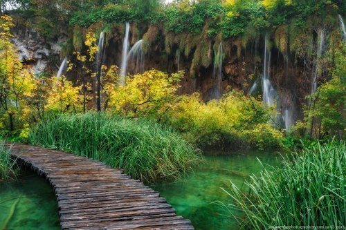Хорватия. Плитвицкие озера. Дорога вдоль водопада.