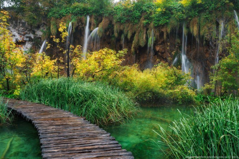 Хорватия. Плитвицкие озера. Дорога вдоль водопада. фото превью