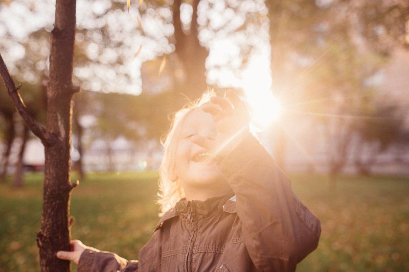 малыш, солнце, эмоции, луче, свет Поймать солнышко фото превью