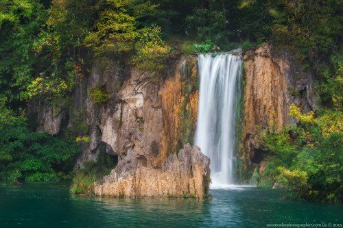 Хорватия. Плитвицкие озера. Скалы и водопад.